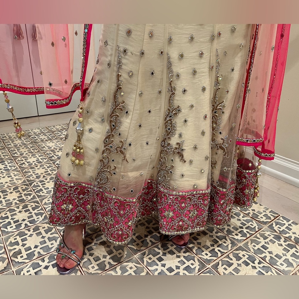 Gorgeous Indian wedding dress - Picture 7 of 17